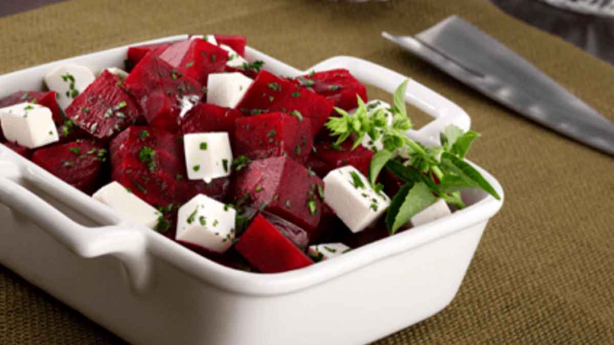Ensalada de remolacha con queso. Ensalada de remolacha con queso.