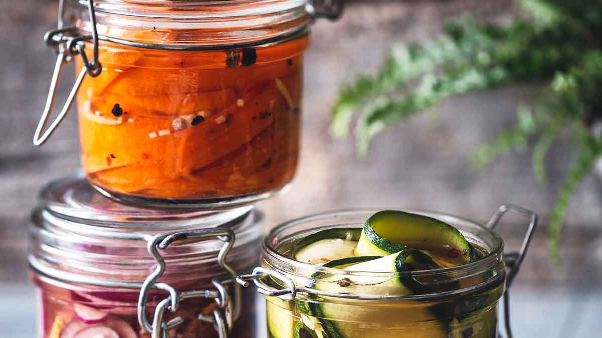 Envases con verduras alimentos fermentados Envases con verduras alimentos fermentados