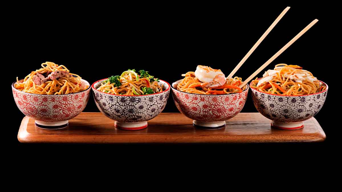 Fideos de arroz en distintos platos y con diferentes ingredientes. Fideos de arroz en distintos platos y con diferentes ingredientes.