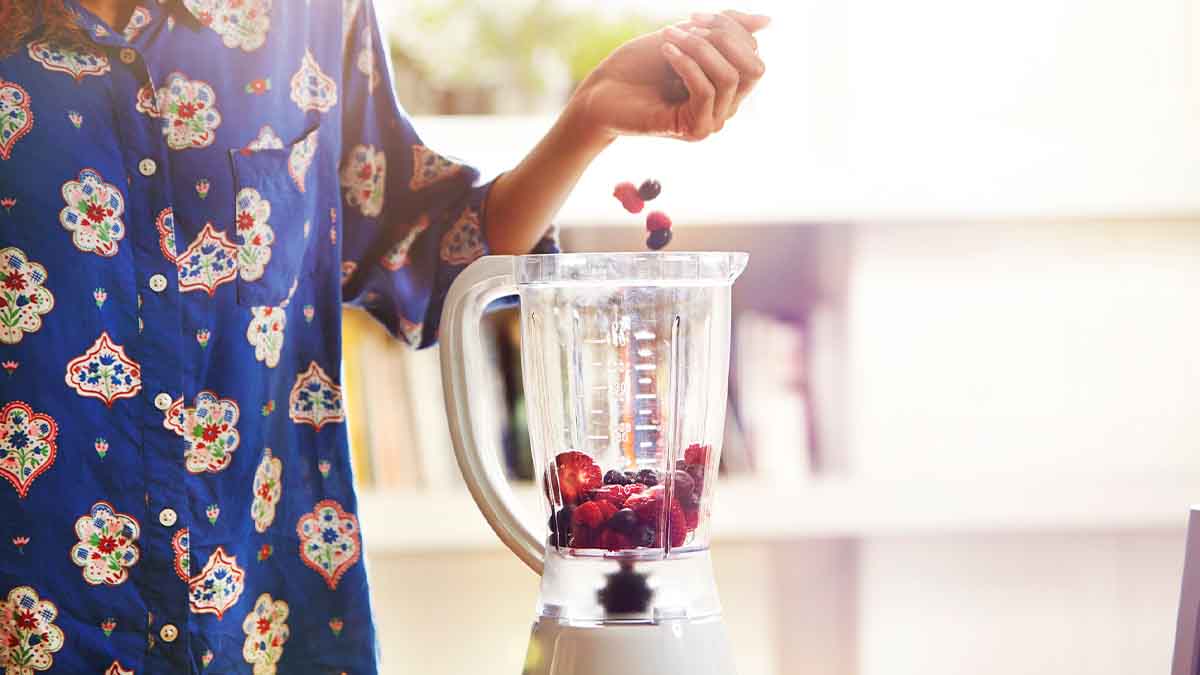 Los smoothies se pueden preparar en una licuadora portátil o tradicional. Los smoothies se pueden preparar en una licuadora portátil o tradicional.