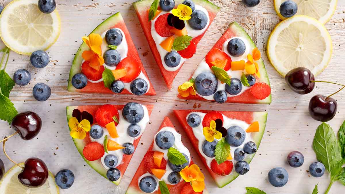 Pizza de frutas con arándanos, también conocidos como moras azules, y sandía. Pizza de frutas con arándanos, también conocidos como moras azules, y sandía.