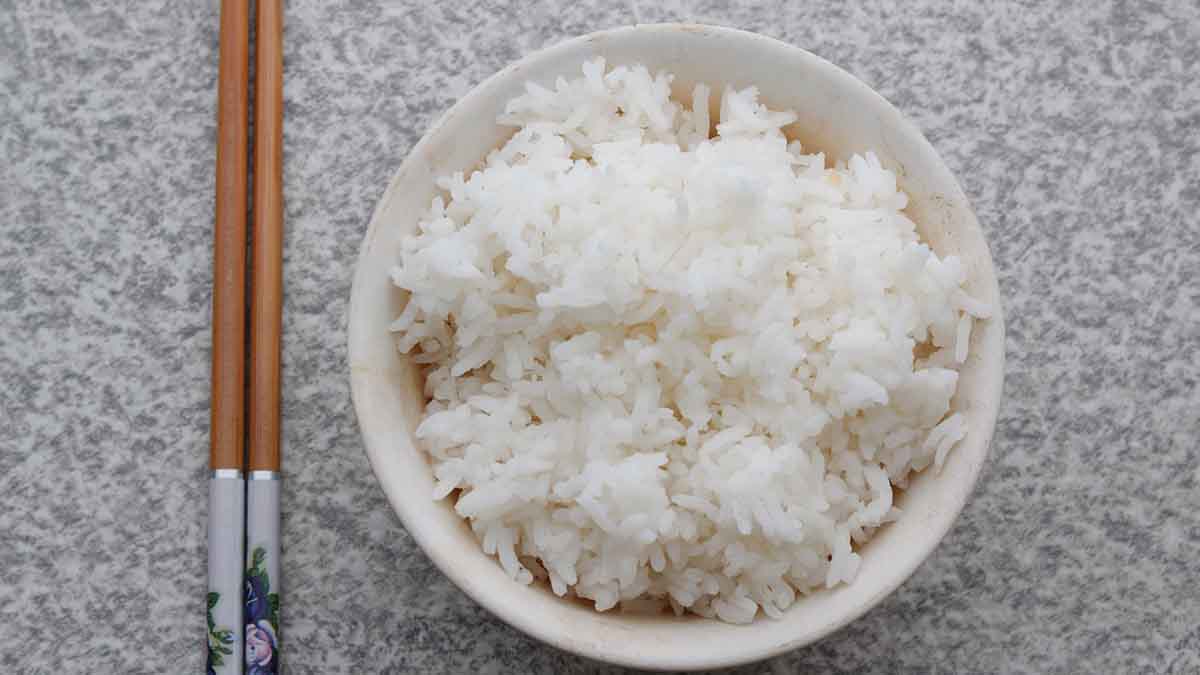 Palitos chinos con bowl de arroz para hacer sushi Palitos chinos con bowl de arroz para hacer sushi