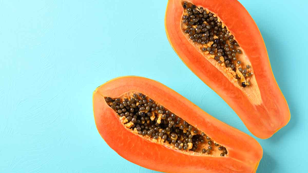 Papaya con semillas en mitades Papaya con semillas en mitades