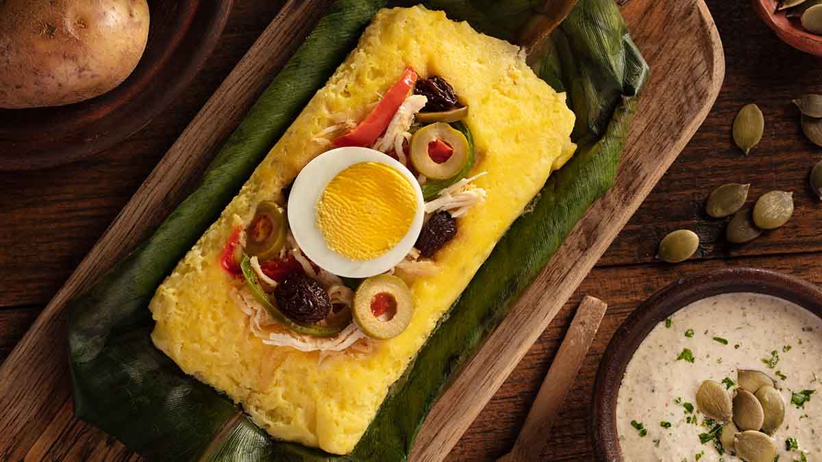 Plato con tamales dulces y salados envuelto en hoja de maíz Plato con tamales dulces y salados envuelto en hoja de maíz