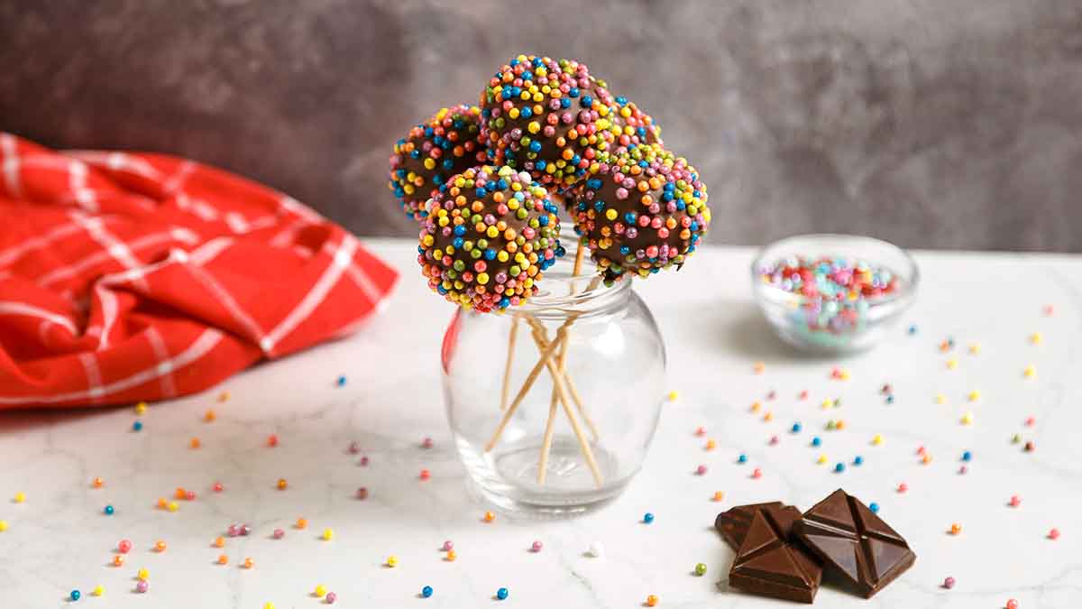 Cake pops de chocolate y chispas de colores  