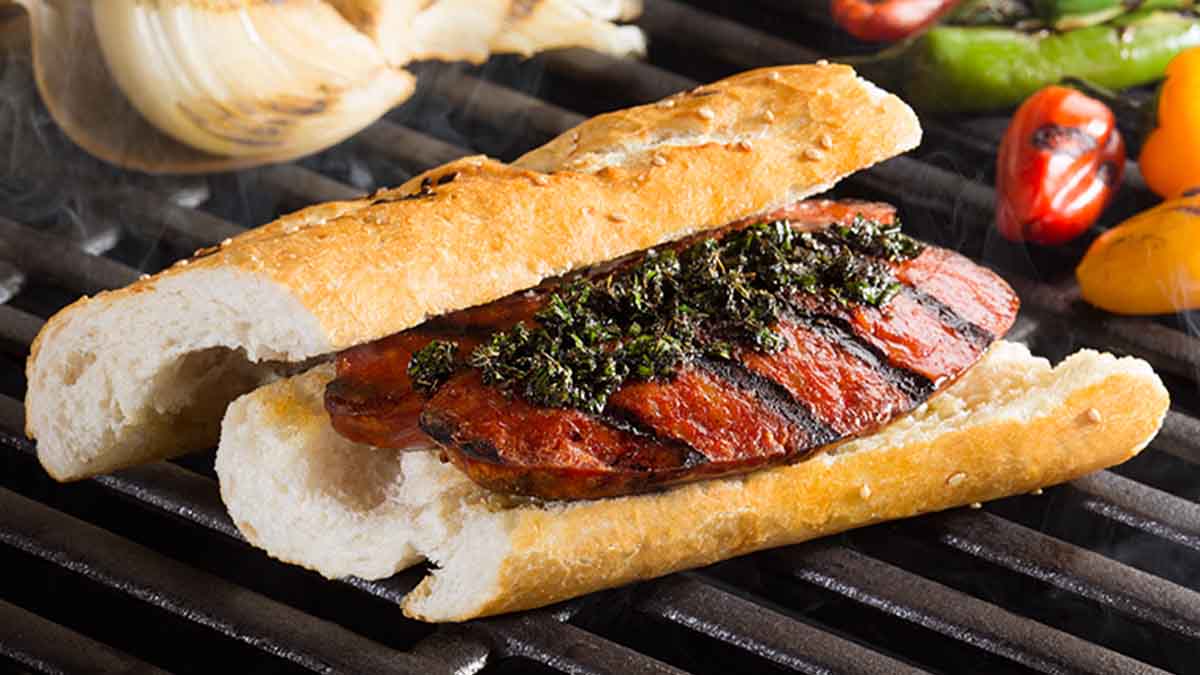 El choripán con chimichurri es todo un clásico argentino. El choripán con chimichurri es todo un clásico argentino.