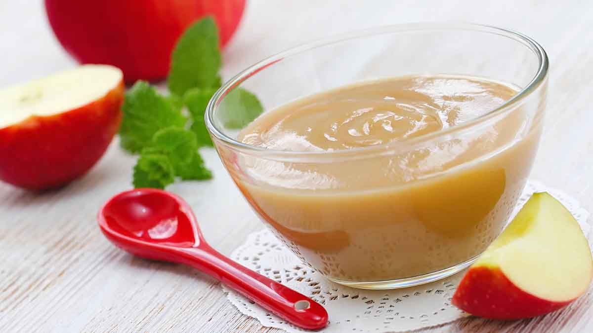 Cuchara y compota de frutas sabor a manzana Cuchara y compota de frutas sabor a manzana