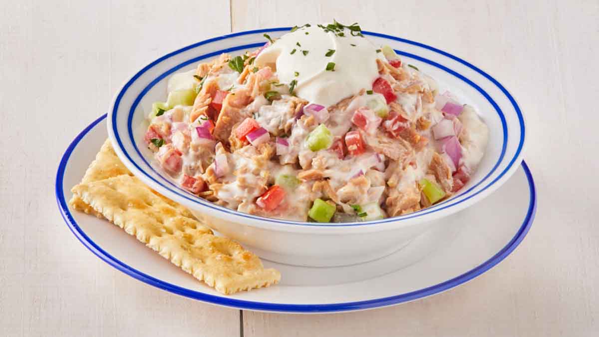 La mayonesa casera se puede usar para hacer ensaladas. Ensalada de atún con mayonesa casera.
