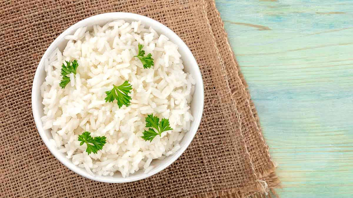 Al hacer arroz se pueden añadir hierbas aromáticas, como cilantro o perejil. Al hacer arroz se pueden añadir hierbas aromáticas, como cilantro o perejil.