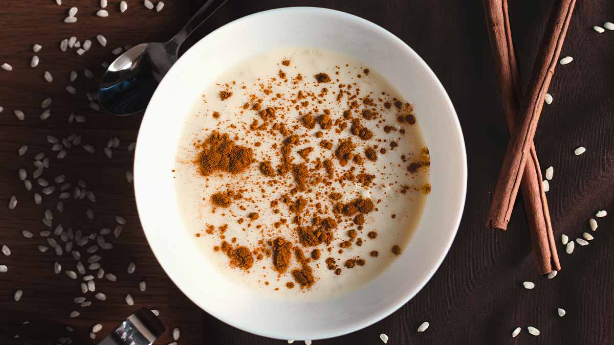 Una receta de arroz con leche tradicional, con canela espolvoreada. Una receta de arroz con leche tradicional, con canela espolvoreada.