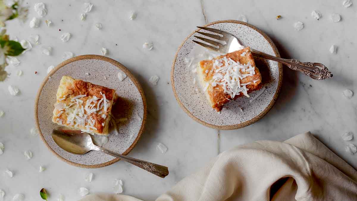 Dos porciones de bizcocho con ralladura de coco. Dos porciones de bizcocho con ralladura de coco.