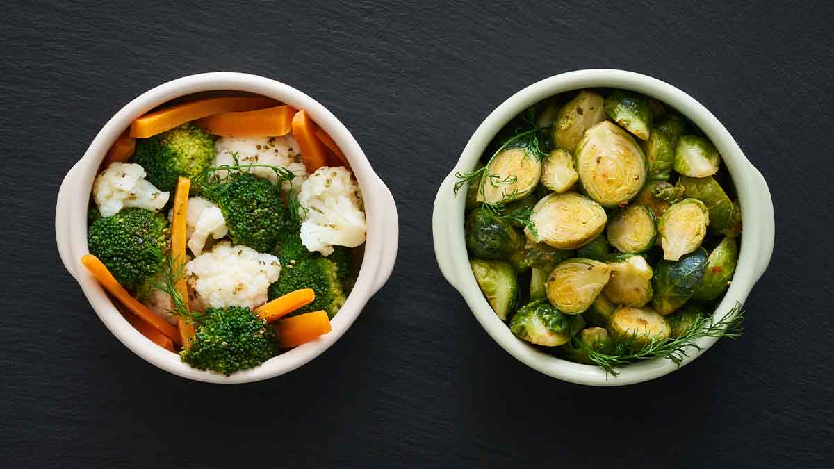 Zanahoria, brócoli y otras verduras que se suelen cocinar al vapor, servidas en dos tazas. Zanahoria, brócoli y otras verduras que se suelen cocinar al vapor, servidas en dos tazas.