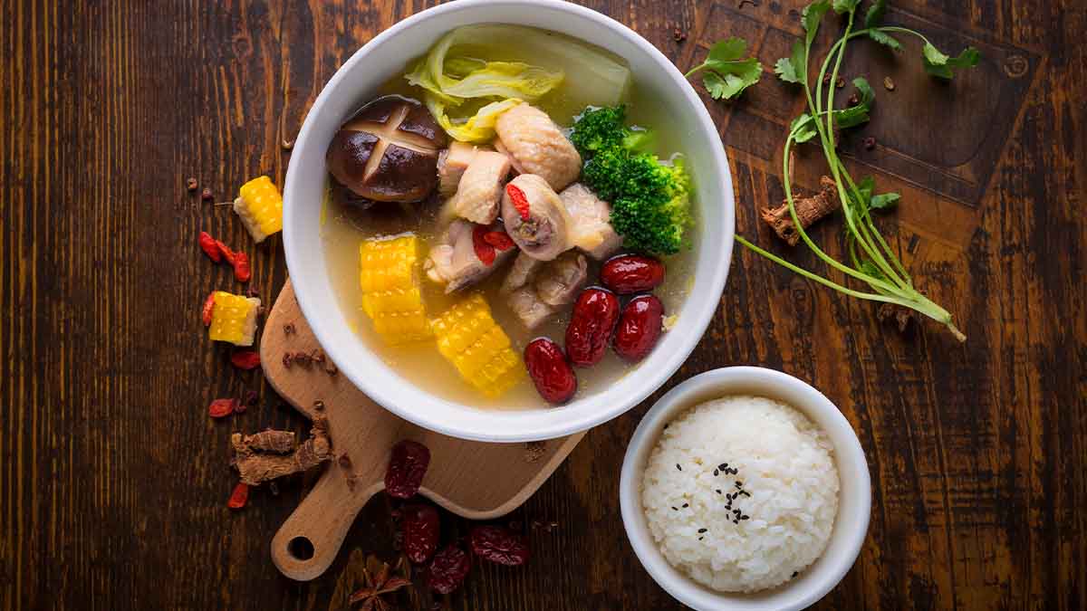 El caldo y el consomé de pollo son similares, pero el segundo no lleva verduras durante la cocción. El caldo y el consomé de pollo son similares, pero el segundo no lleva verduras durante la cocción.