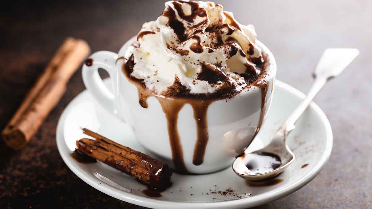 La crema batida es todo un clásico con bebidas con café y chocolate. La crema batida es todo un clásico con bebidas con café y chocolate.