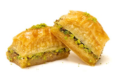 El baklava es uno de los postres más comunes de la comida árabe. Dos porciones de baklava, una comida árabe que se usa como postre.