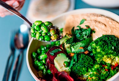 Las verduras y el hummus son muy comunes en la comida árabe. Plato con verduras y hummus, una combinación común en la comida árabe.
