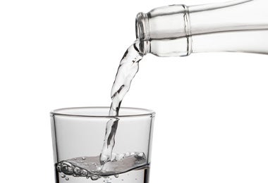 El agua es fundamental para preparar una masa madre. El agua es fundamental para preparar una masa madre.