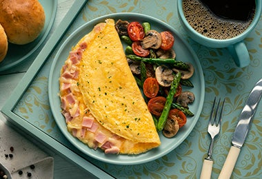 Plato de omelette con ensalada de espárragos Plato de omelette con ensalada de espárragos