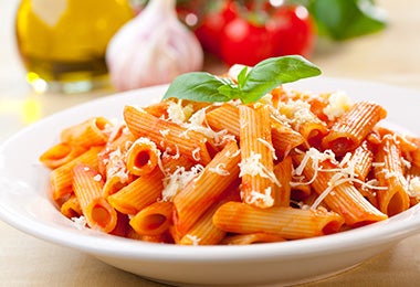 Pasta penne con queso y preparada en salsa pomodoro. Pasta penne con queso y preparada en salsa pomodoro.