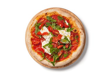 Pizza de queso y albahaca con salsa pomodoro. Pizza de queso y albahaca con salsa pomodoro.