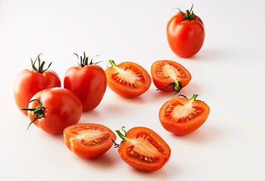 La salsa pomodoro se puede hacer con distintos tipos de jitomate. Grupo de tomates, algunos cortados por la mitad, para usar en una salsa pomodoro.