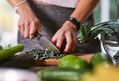 Chiffonade es un tipo de corte que se hace en verduras de hojas verdes y hierbas. Chiffonade es un tipo de corte que se hace en verduras de hojas verdes y hierbas.