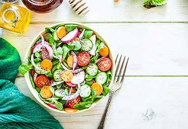 Los tipos de corte, como las rodajas, se pueden usar para decorar. Ensalada con rodajas de tomate, zanahoria y pepino, un tipo de corte muy común.