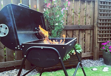 La parrilla es imprescindible para hacer un asado. Parrilla con fuego, el elemento más importante de los asados.