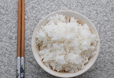 El arroz hace parte de varios platos típicos de China. Plato de arroz blanco, un ingrediente muy común en la comida típica de China.