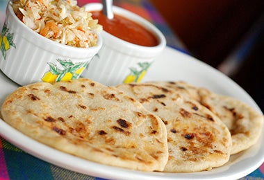 Las arepas no pueden faltar en los libros de cocina de Colombia y Venezuela. Arepas con acompañamientos, muy tradicionales en los libros de cocina de algunos países.