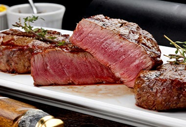 Las recetas con distintas carnes son muy comunes en los libros de cocina. Carne asada con el centro rojo. La preparación de este alimento es común en los libros de cocina.