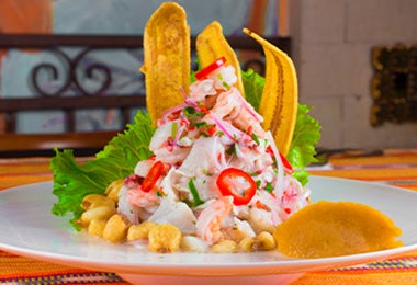 El ceviche, un clásico de Perú, aparece con frecuencia en los libros de cocina. Ceviche al estilo peruano, un clásico en los libros de cocina.