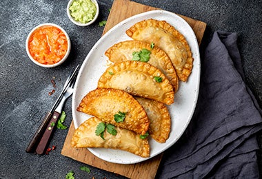 Las empanadas son un clásico en los libros de cocina latinoamericanos. Empanadas fritas con salsas, una preparación que suele estar en los libros de cocina.