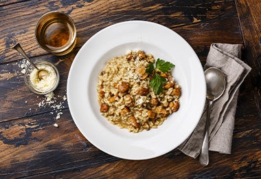 Un risotto de champiñones preparada con un caldo de pollo. Un risotto de champiñones preparada con un caldo de pollo.