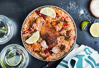 En la comida brasileña hay una versión del arroz con pollo llamada galinhada. Plato de arroz con pollo, que en la comida brasileña se conoce como galinhada.