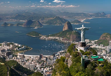 Rio de Janeiro es tan grande que se encuentra una inmensa variedad de comida brasileña. Rio de Janeiro, una gran ciudad donde se halla todo tipo de comida brasileña.