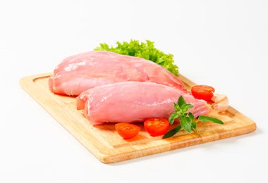 Filete de conejo crudo con tomate y lechuga contaminación cruzada Filete de conejo crudo con tomate y lechuga contaminación cruzada