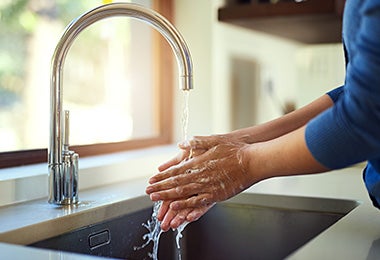 Persona lavándose las manos contaminación cruzada Persona lavándose las manos contaminación cruzada