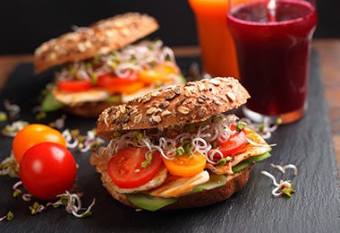 Variedad de pan para preparar panini con vegetales y bebidas Variedad de pan para preparar panini con vegetales y bebidas
