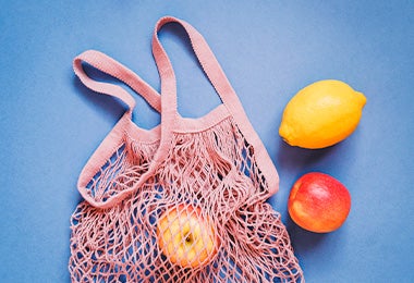 Bolsa reutilizable y frutas cocina ecológica Bolsa reutilizable y frutas cocina ecológica