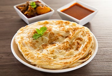 El pan pita es muy común en la comida libanesa. Pan pita para acompañar comidas libanesas.