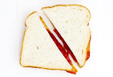 Cómo preparar un sándwich de mantequilla de maní y mermelada Cómo preparar un sándwich de mantequilla de maní y mermelada