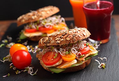 Cómo preparar un sándwich de pollo con tomate Cherry y bebidas Cómo preparar un sándwich de pollo con tomate Cherry y bebidas