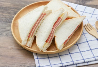 Cómo preparar un sándwich relleno de jamón y queso Cómo preparar un sándwich relleno de jamón y queso