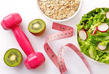 Alimentos adecuados para comer después de hacer ejercicio Mancuerna, ensalada, avena y kiwi qué comer después de hacer ejercicio