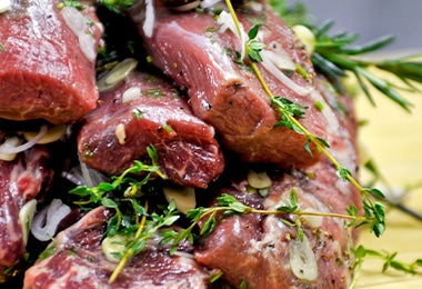 Carne de cordero marinada para usar en un kebab turco. Carne de cordero marinada para usar en un kebab turco.