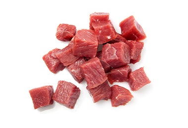 Dados de carne para un kebab turco. La carne del kebab turco se suele cortar en dados.