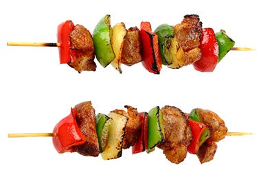 Brochetas de kebab turco con verduras. Brochetas de kebab turco con verduras.