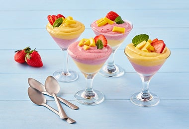 Combinar en un postre mango con otras frutas es muy buena idea. Postres con mango y fresas, una excelente combinación.