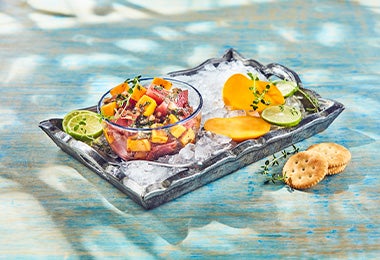 Dependiendo de la receta de ceviche, se usan distintos pescados. Una receta de ceviche con atún y mango, una gran combinación de sabores.